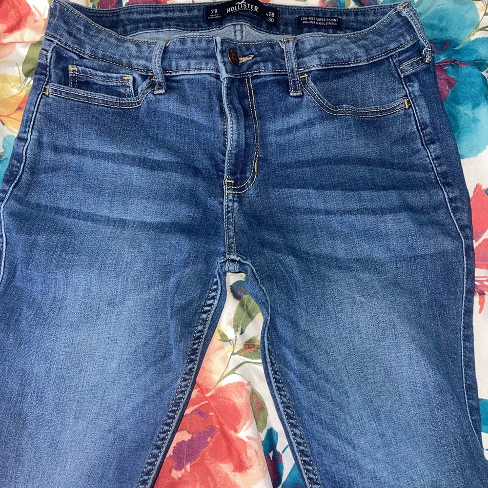 Hollister Size 7 Medium Wash Super Skinny Jeans
GREAT CONDITION barely worn